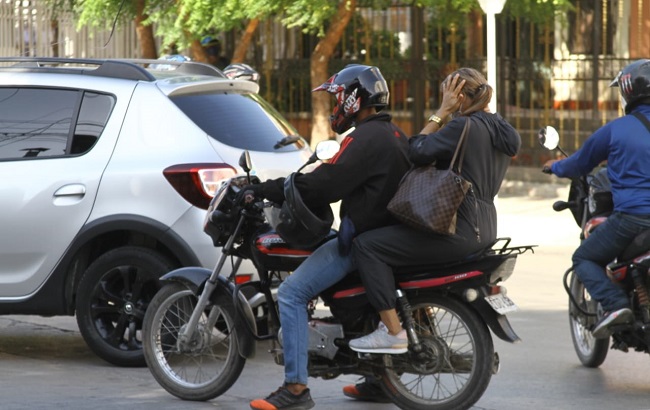 El Código Nacional de Tránsito reglamentó el uso obligatorio del casco para los conductores de motocicletas y sus pasajeros. Asimismo determinó que las personas que no porten el casco de seguridad serán sancionadas con una multa de 15 salarios mínimos diarios legales vigentes, es decir, cerca de $400 mil e incluso la inmovilización del vehículo.