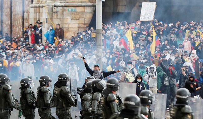 Durante la protesta en contra de la Reforma Tributaria de este miércoles, manifestantes se enfrentan a la Policía en la Plaza de Bolívar de Bogotá.