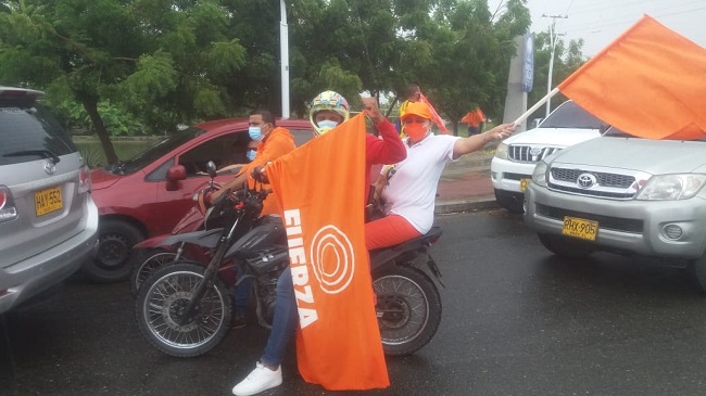 Centenares de simpatizantes del movimiento Fuerza Ciudadana salió a las calles de Santa Marta para hacer parte de la jornada de protesta sin guardar el distanciamiento personal exponiéndose a contraer contagio de la Covid-19. 