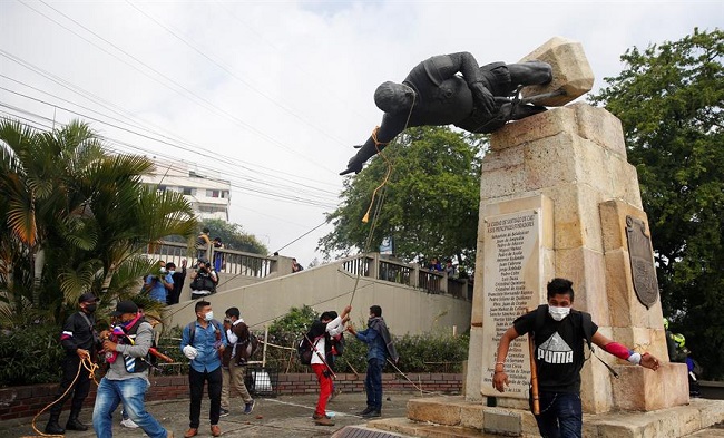 En los hechos vandálicos en Cali fue derribada la estatua del fundador de la ciudad, el conquistador español Sebastián de Belalcázar.
