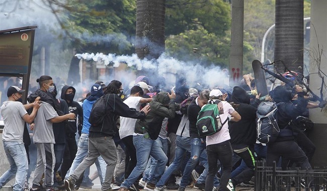 Manifestantes se enfrentan a las autoridades en las protestas contra la reforma tributaria convocadas por las centrales obreras