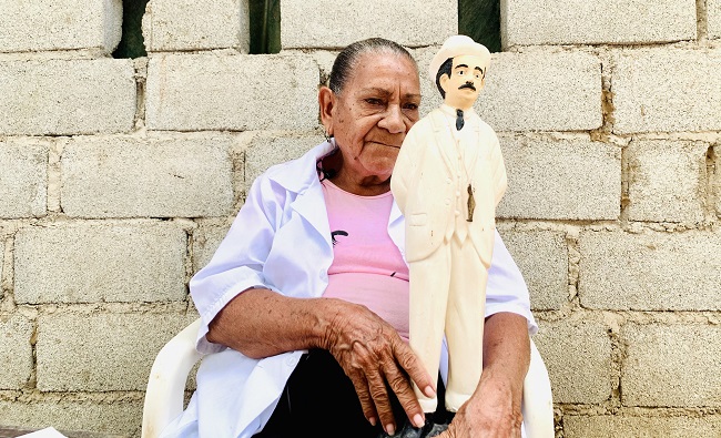Juana De Ávila con una imagen del doctor José Gregorio Hernández.