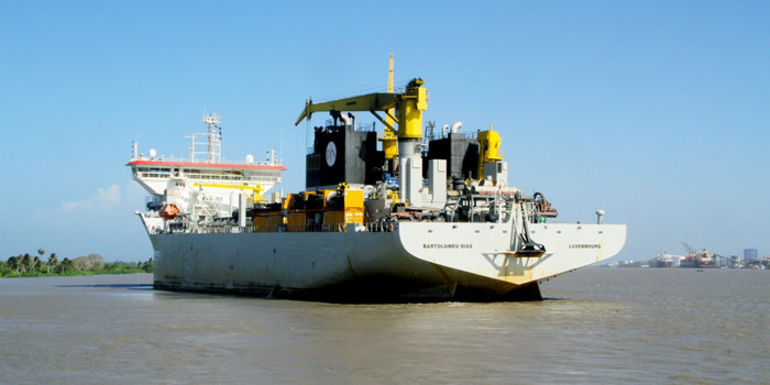 La draga belga Bartolomeu Dias adelanta trabajos de dragado en el Puerto de Barranquilla.