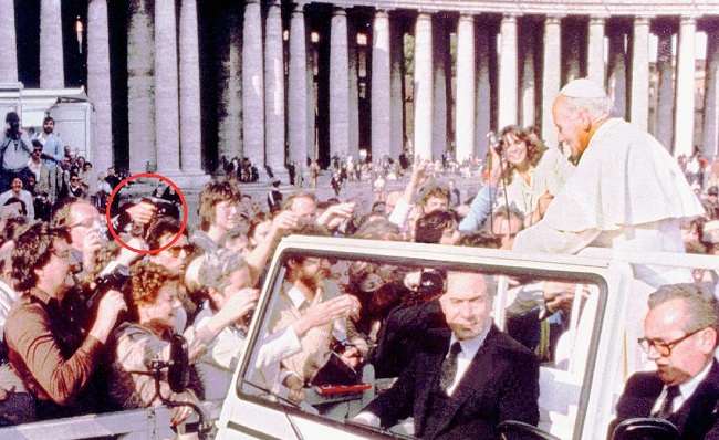 Fotografía del momento en que Mehmet Ali Agca apunta una pistola nueve milímetros contra el papa Juan Pablo II. 