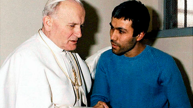 El 26 de diciembre de 1983 el papa Juan Pablo II visitó en la cárcel romana de Rebibbia a Mehmet Ali Agca, autor material del atentado. 