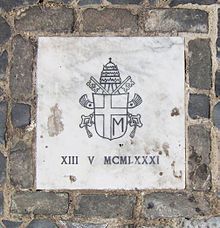 En la Plaza de San Pedro hoy se encuentra una placa de mármol conmemorativa de este atentado, que fue colocada por el Vaticano en 2006. Lleva el escudo de Juan Pablo II y la fecha del hecho.
