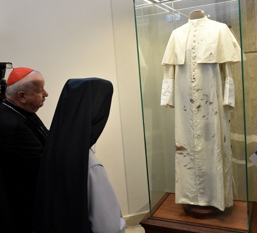 La sotana manchada de sangre que Juan Pablo II vestía durante el atentado en la plaza de San Pedro fue expuesta en 2015 en una vitrina en el santuario polaco de Lagiewniki, en Cracovia.