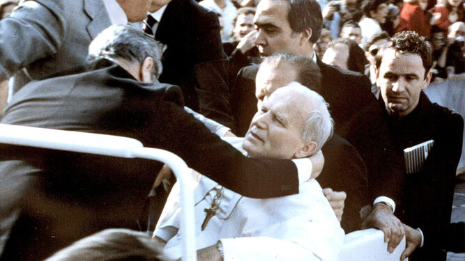 Fotografía del atentado al papa Juan Pablo II ocurrido el 13 de mayo de 1981 durante un recorrido de saludo a los fieles, a bordo de un Jeep en la Plaza de San Pedro. 