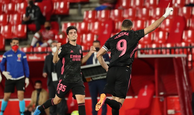 Karin Benzema celebra el gol que le puso cifras concretas a la victoria del Real Madrid.