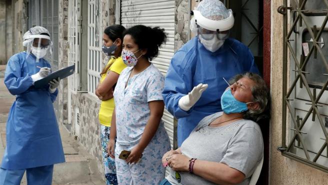 El tercer pico de la pandemia mantiene las cifras altas de contagios y muertes diarias.