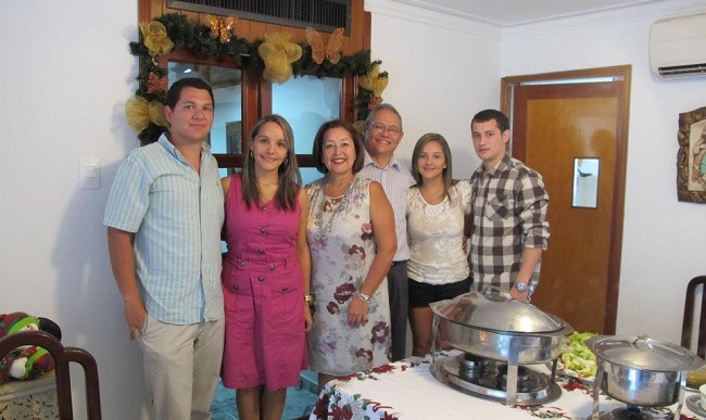 Con su esposo Osvaldo y sus hijos Osvaldo José, María Angélica, Juan Rafael y Sara Karime. 