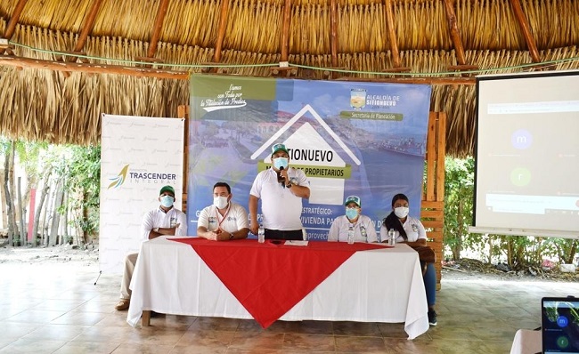 El alcalde José Alcides Manga, acompañado de Jaime Cárdenas, representante de la Fundación Trascender Integral, y funcionario de la administración hicieron presencia en la jornada de socialización.