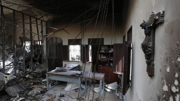Los escombros dejados por el incendio provocado en el Palacio de Justicia, en Tulua, Colombia, el 26 de mayo de 2021.