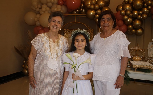 Mariana con sus bisabuelas, Beatriz Lacouture de Vives y Esther Rolón de Jaimes.