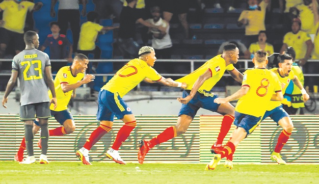Los jugadores de Colombia celebran el gol de Yerry Mina al último minuto, pero este fue anulado por mano del defensa.
