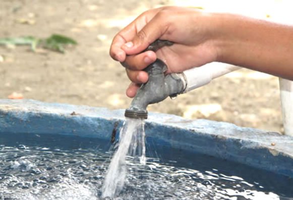 Desde distintos sectores de la ciudad se reporta la falta de agua, a algunas personas han tenido que comprar el preciado líquido para abastecerse como ocurría 30 años atrás.