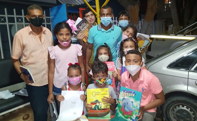 Leer un libro ayuda a que los niños estimulen su imaginación y su creatividad haciendo que sientan más interés por las cosas que les rodean y aumenten su cultura.