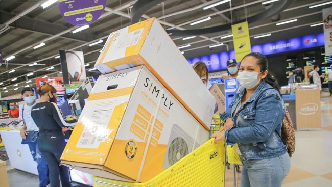 En Santa Marta se evidenció un importante número de compradores en los distintos locales comerciales.