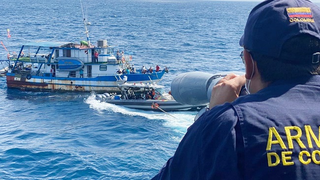 El personal de la Armada Nacional llegó a alta mar para atender la emergencia de la motonave y poner a salvo a sus pasajeros y tripulantes.