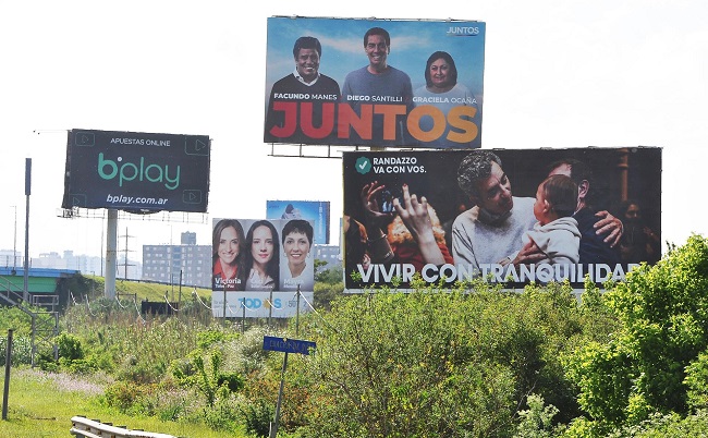 Vallas de publicidad electoral para las elecciones legislativas 2021 en Buenos Aires, Argentina.