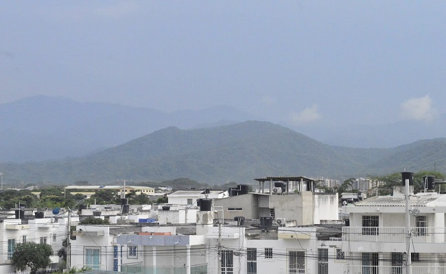 Vista panorámica de los barrios ubicados frente a la Terminal de Transporte de Santa Marta.