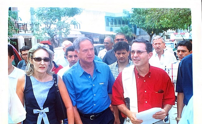 Pinedo Vidal junto al entonces candidato presidencial Álvaro Uribe Vélez en campaña y su esposa, doña Merce Campo de Pinedo. 