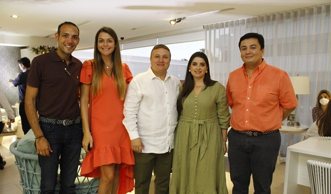 Los esposos Vives Saravia acompañados de María Fernanda Silva, Jaime Gómez, Juan Pablo Santrich.