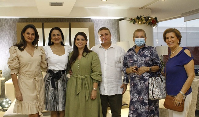 Juan José Vives, Mónica Saravia, Patricia Martínez, Margarita Caballera de Saravia, Celia Soto, Erika Fiorillo.