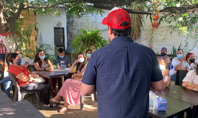 Sebastián Ochoa, candidato a la Cámara por la Circunscripción Especial de Paz en una reunión en Bonda, zona rural del Distrito de Santa Marta, en donde aspira a conquistar el respaldo de sus habitantes.