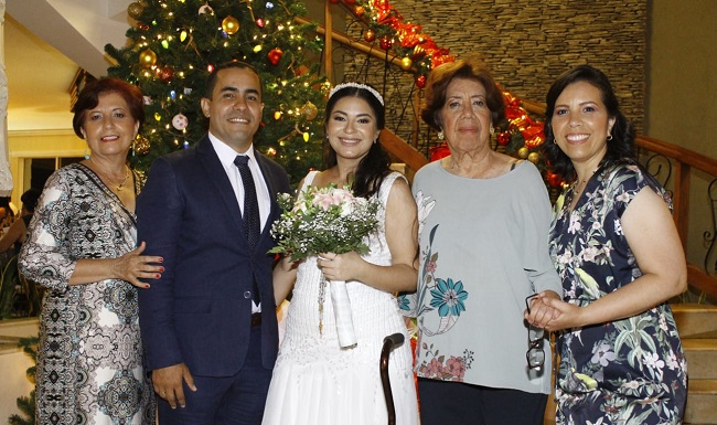 Cristi de Matos, Mary de Matos, Olga Castro acompañaron a los novios durante la celebración de la boda.