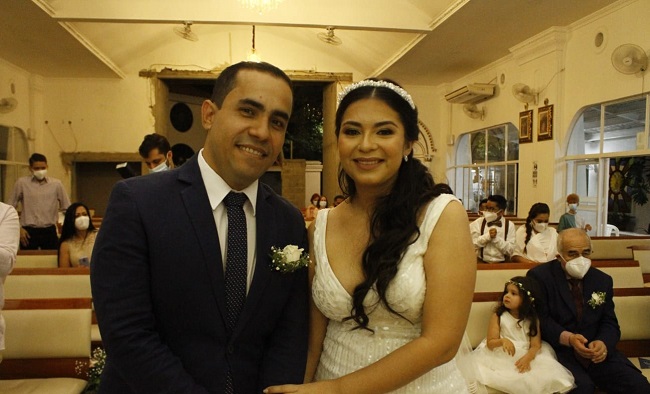 Los nuevos esposos Daniela García López y Hender Henríquez Paz Durán.