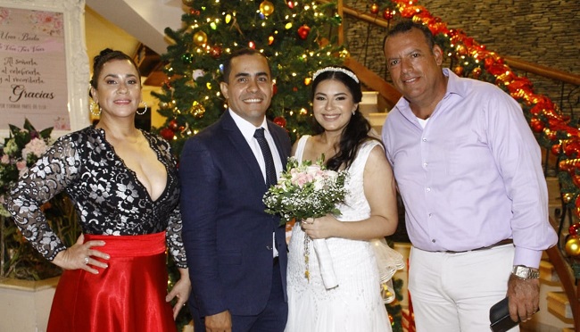 Fernando Correa y Diana Pupo acompañaron a los nuevos esposos en esta fecha especial.