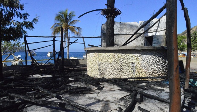 Completamente destruido por las llamas quedó el estadero y restaurante ‘La Mami’ en el camellón de Taganga.