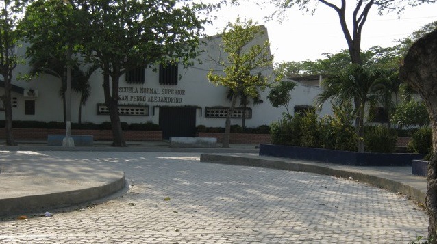 Según los padres de familia el colegio presenta rebosamientos de aguas residuales y no cuenta con servicio de energía en algunas zonas del plantel educativo. 