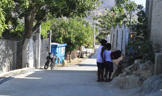 En el Cerro de las Tres Cruces los niños no tienen un parque donde jugar en este sector, la mayoría se divierten en la calle o en lotes. Desde la JAC uno de los proyectos que tienen es habilitar un espacio para la recreación infantil.