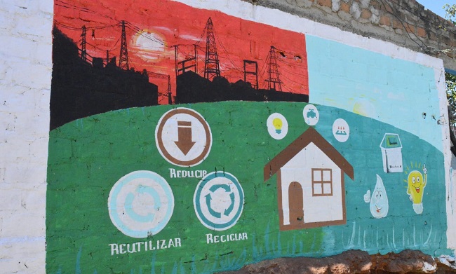El barrio tiene diversos murales pintados por los mismos habitantes del sector acerca de la conciencia ambiental. Otro de los murales fue decorado en relieve con materiales reciclables.