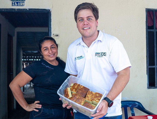 En el recorrido de campaña que hace por los municipios, Luis Vives sigue visibilizando emprendimientos como los Cortados de Neyo, unas delicias artesanales de Pijiño del Carmen. 