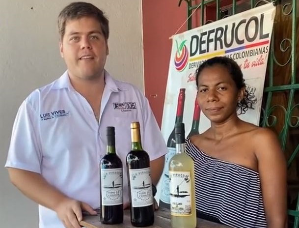 Luis Vives acompañado de Sirlen Florez, en El Banco Magdalena. Su emprendimiento de vinos artesanales fue visibilizado por el Vives en el 2019 y hoy su producto llega a varias ciudades del país. 