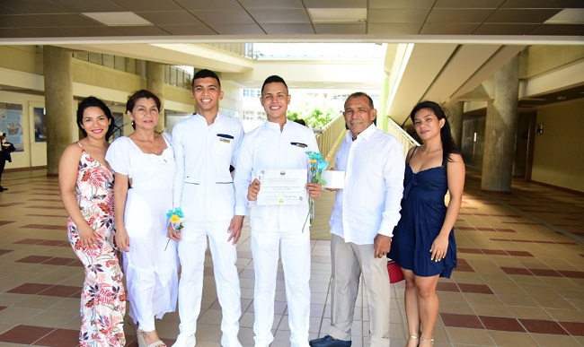 De izquierda a derecha: Brigitte Andrea Pineda Rojas, Esmeralda Isabel Rojas de Pineda, Santiago Rafael Pineda Rojas, Cristian Onofre Parra Camacho, Carlos Arturo Pineda Gómez y Esmeralda Andrea Pineda Rojas.