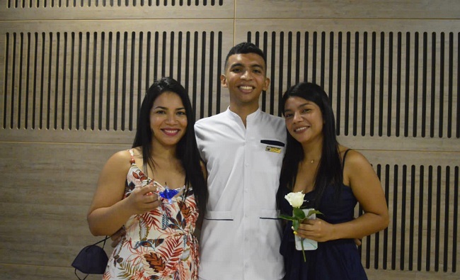 Santiago con sus hermanas Brigitte Andrea y Esmeralda Andrea Pineda Rojas.
