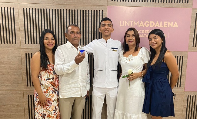 Santiago estuvo acompañado de sus papás Carlos Arturo Pineda Gómez, Esmeralda Isabel Rojas de Pineda y sus hermanas Brigitte Andrea y Esmeralda Andrea Pineda Rojas.