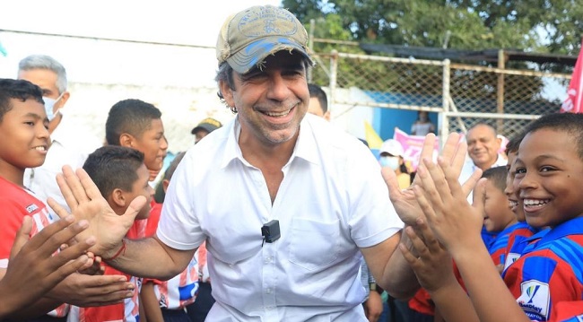 El precandidato presidencial de la coalición “Equipo por Colombia”, estuvo en Pescaíto en donde fue recibido por las glorias del futbol samarios y se comprometió a trabajar por la educación superior y el deporte.