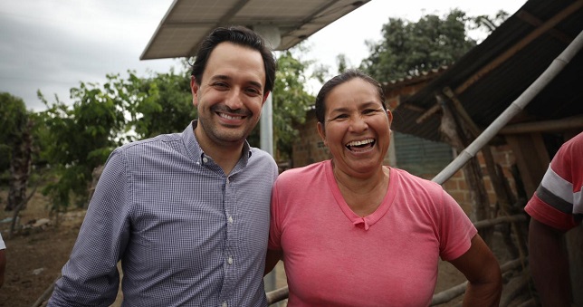 El Ministro de Minas y Energía, Diego Mesa celebrando con la comunidad que recibió por primera vez electricidad en sus viviendas.