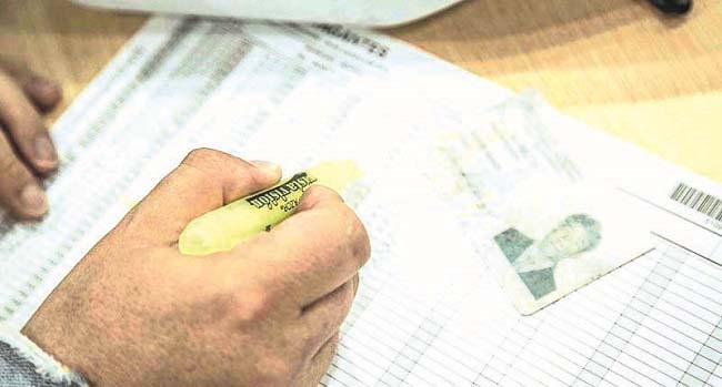 Usted debe presentar la cédula de ciudadanía o la cédula digital en el puesto de votación. 