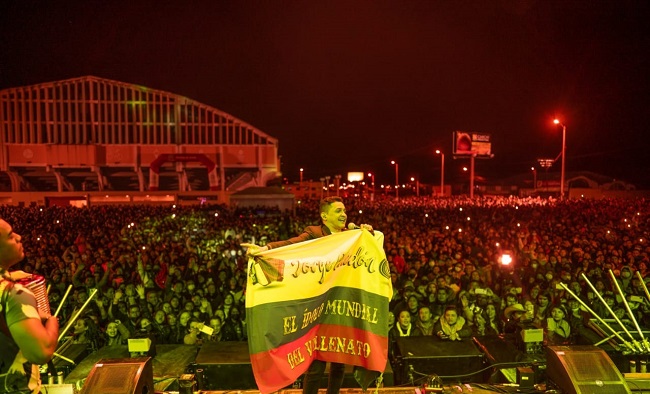 Celedón brindó un espectáculo de mucha alegría y con los colores de la bandera de Colombia.
