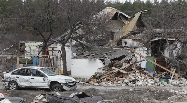 Edificios privados dañados en la aldea de Zalissya no lejos de Brovary, área de Kiev, Ucrania.