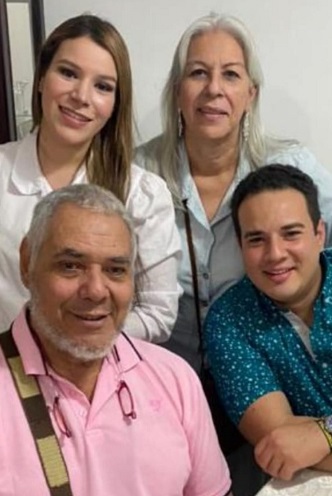 Ana Lucía Gómez Monsalvo con sus padres, José María Gómez Bermúdez y Cecilia Monsalvo de Gómez; y su hermano Guillermo José Gómez Monsalvo.