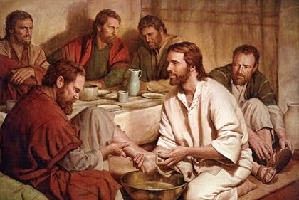 Jesús les lava los pies a los 12 apóstoles, hasta a Judas Iscariote. Después, vuelve a ponerse el manto, se reclina de nuevo a la mesa y les pregunta: “¿Entienden lo que les he hecho? Ustedes me llaman Maestro y Señor, y tienen razón, porque lo soy. Por eso, si yo, el Señor y Maestro, les he lavado los pies a ustedes, ustedes también deben lavarse los pies unos a otros. Yo les he dado el ejemplo para que hagan lo mismo que yo les hice. De verdad les aseguro que el esclavo no es más que su amo ni es el enviado más que el que lo envió. Ahora que saben estas cosas, serán felices si las ponen en práctica” (Juan 13:12-17).