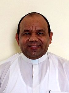 padre Moisés García, párroco de la Parroquia San Luis Beltrán y Santa Ana.