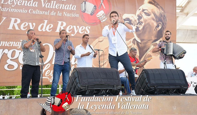Personas que llegaron desde diversos puntos de la geografía nacional, se dieron cita en la plaza 'Alfonso López' para escuchar a los reyes de la composición vallenata. 